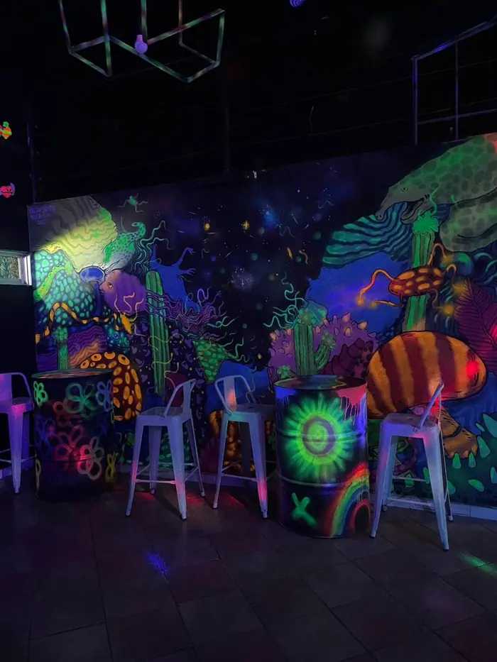 Mural psicodélico pintado por artistas chilenos