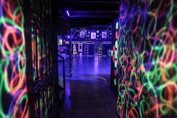 Pasillo con arte fluorescente